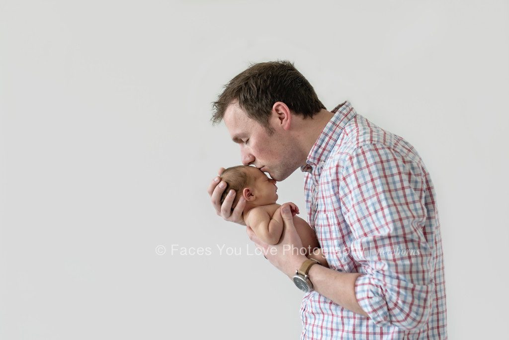 Dad and Newborn Pose | facesyoulove.com