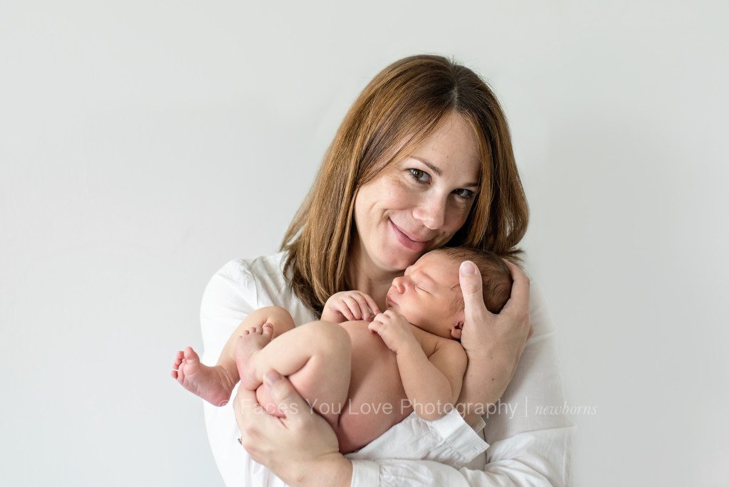 Newborn and Mom Pose | facesyoulove.com