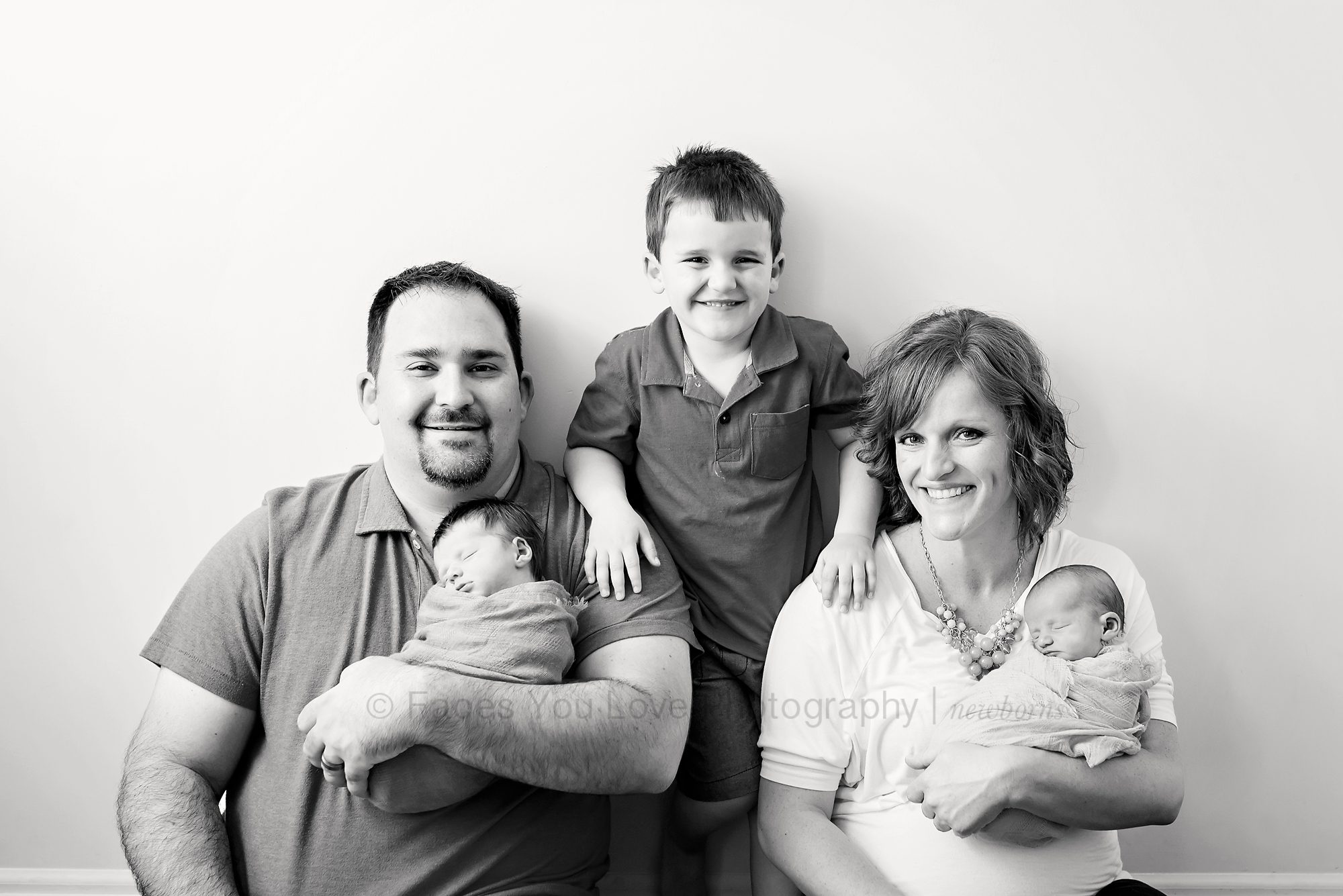 Family Newborn Session Twins | facesyoulove.com
