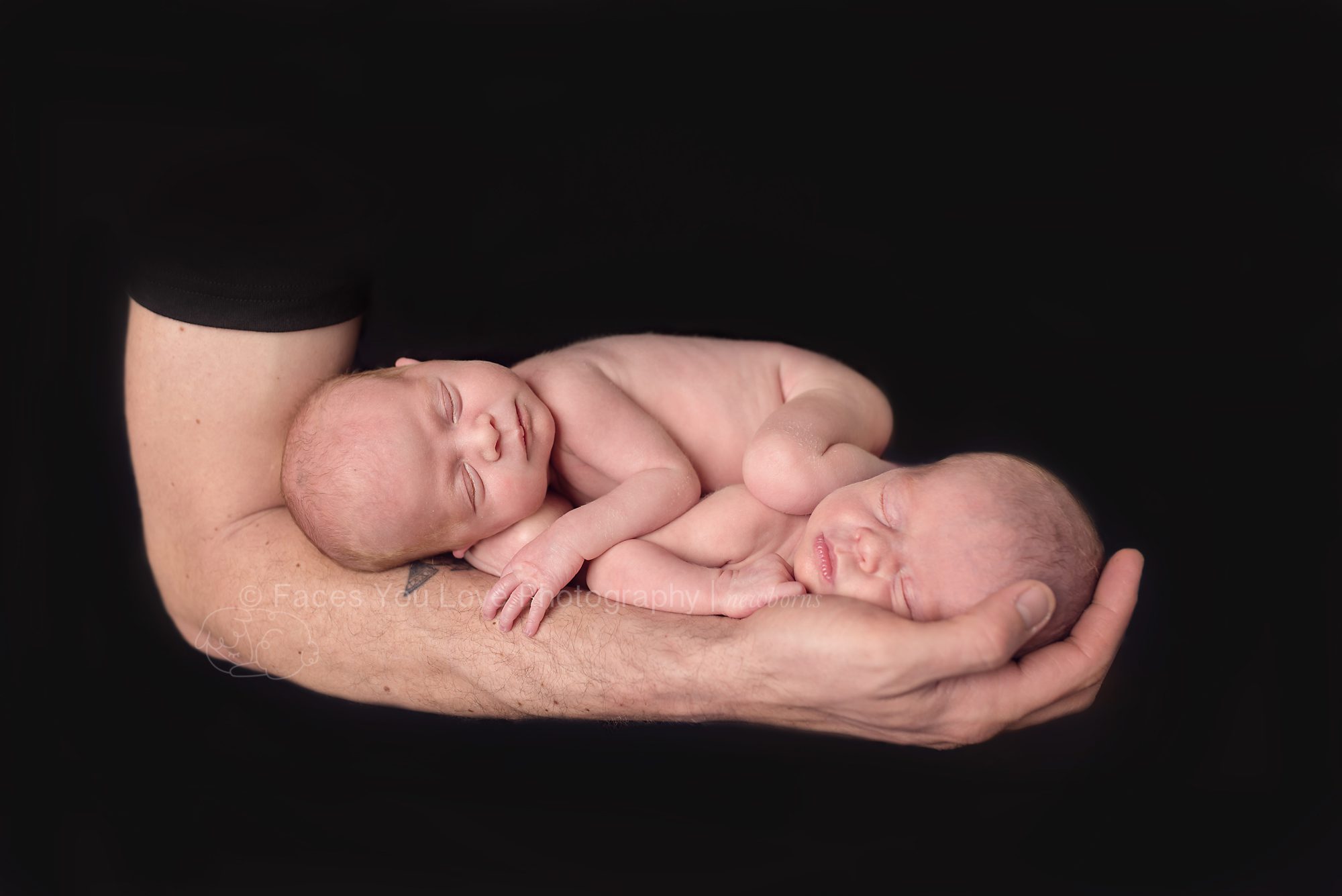 Newborn Twins Pose