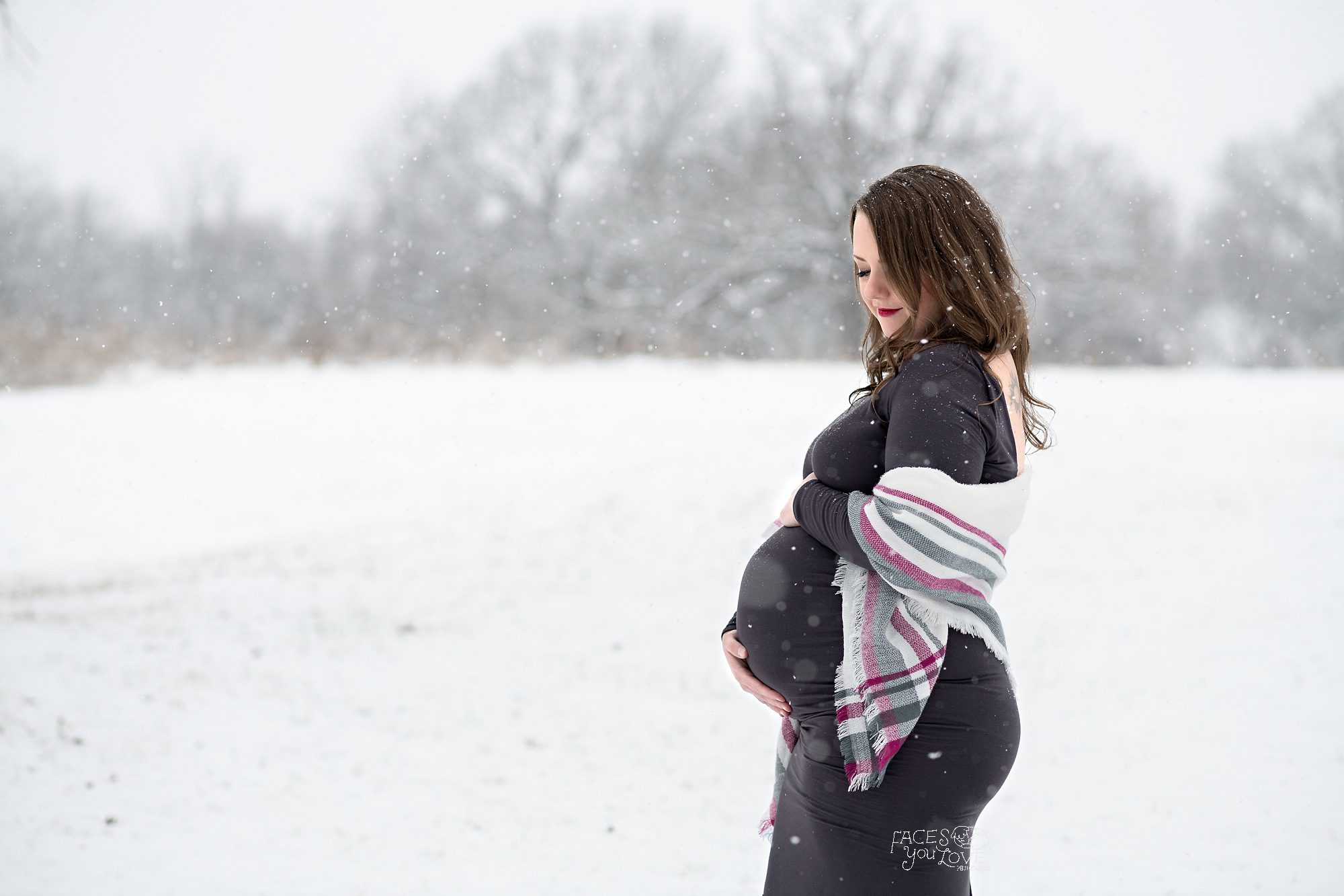 snowy maternity session, maternity pictures in snow, snow pictures, gray maternity dress, Kansas City maternity