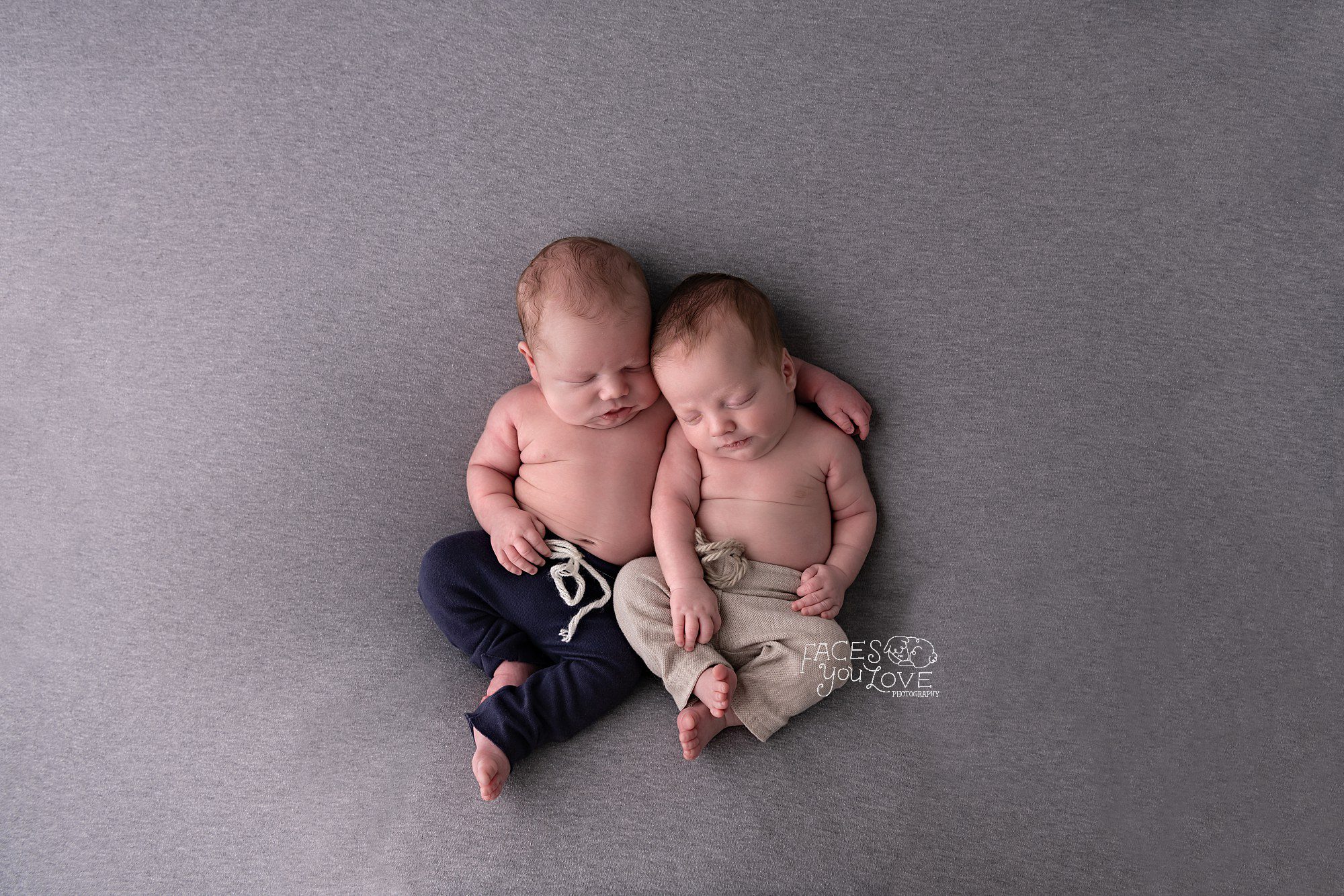 twins, twin boys, twin newborn boys, gray background, kansas city photographer