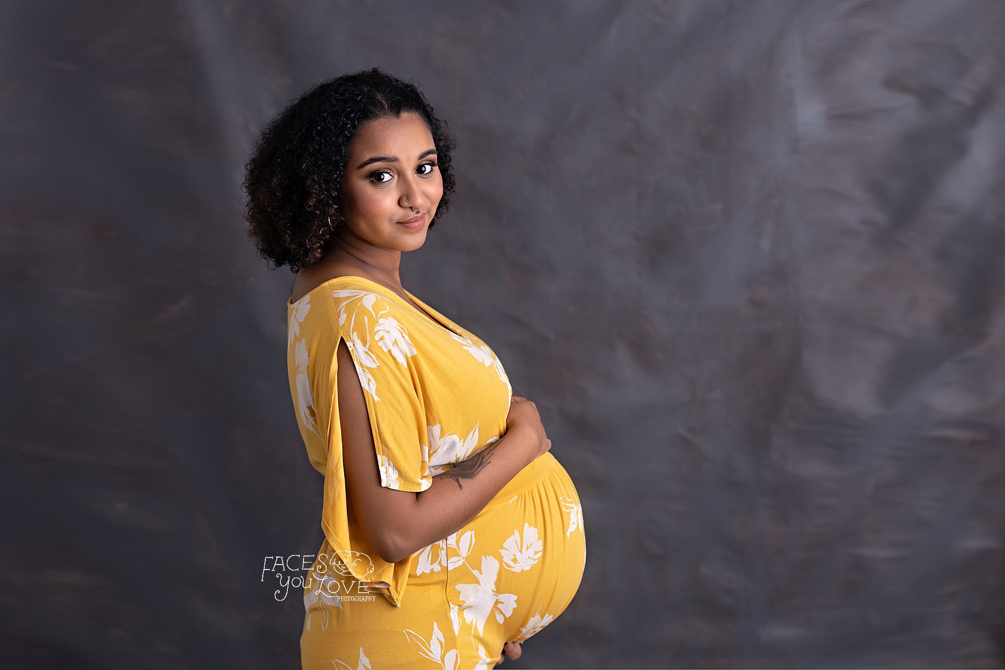 pregnant mom in floral dress, maternity photo session, maternity pictures on gray background, Kansas City maternity