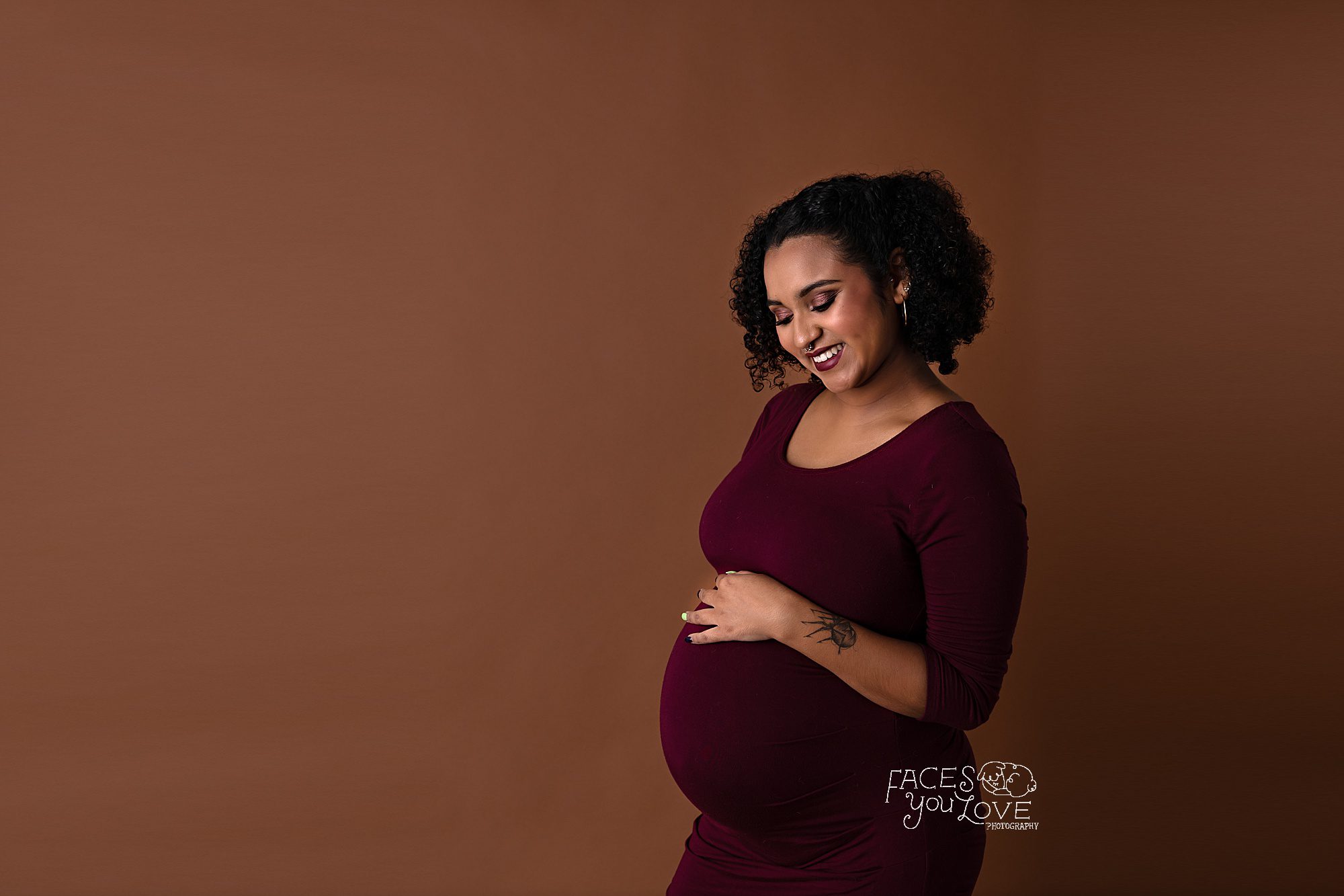 African American mom, pregnancy, expectant mom laughing, Kansas City maternity photos